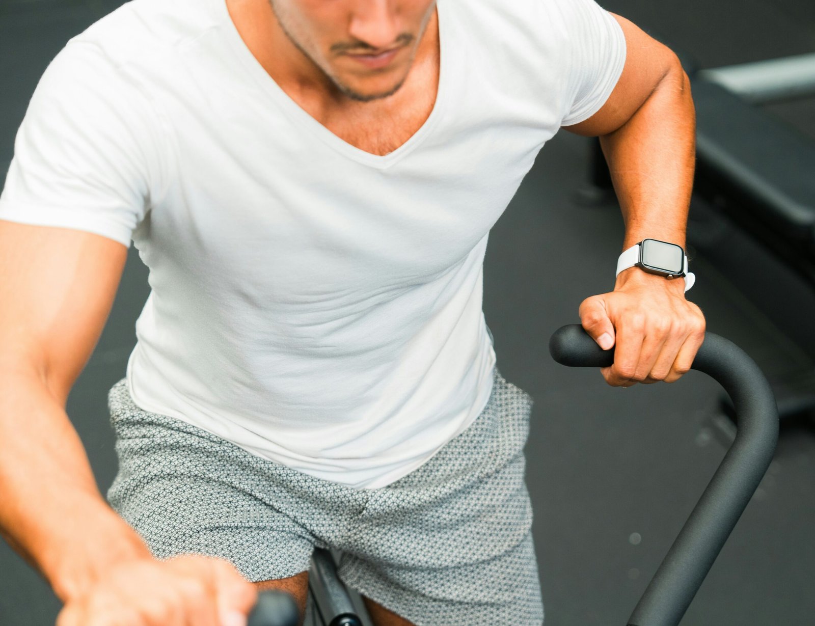 Before-and-after photos of a woman who lost weight with spinning.