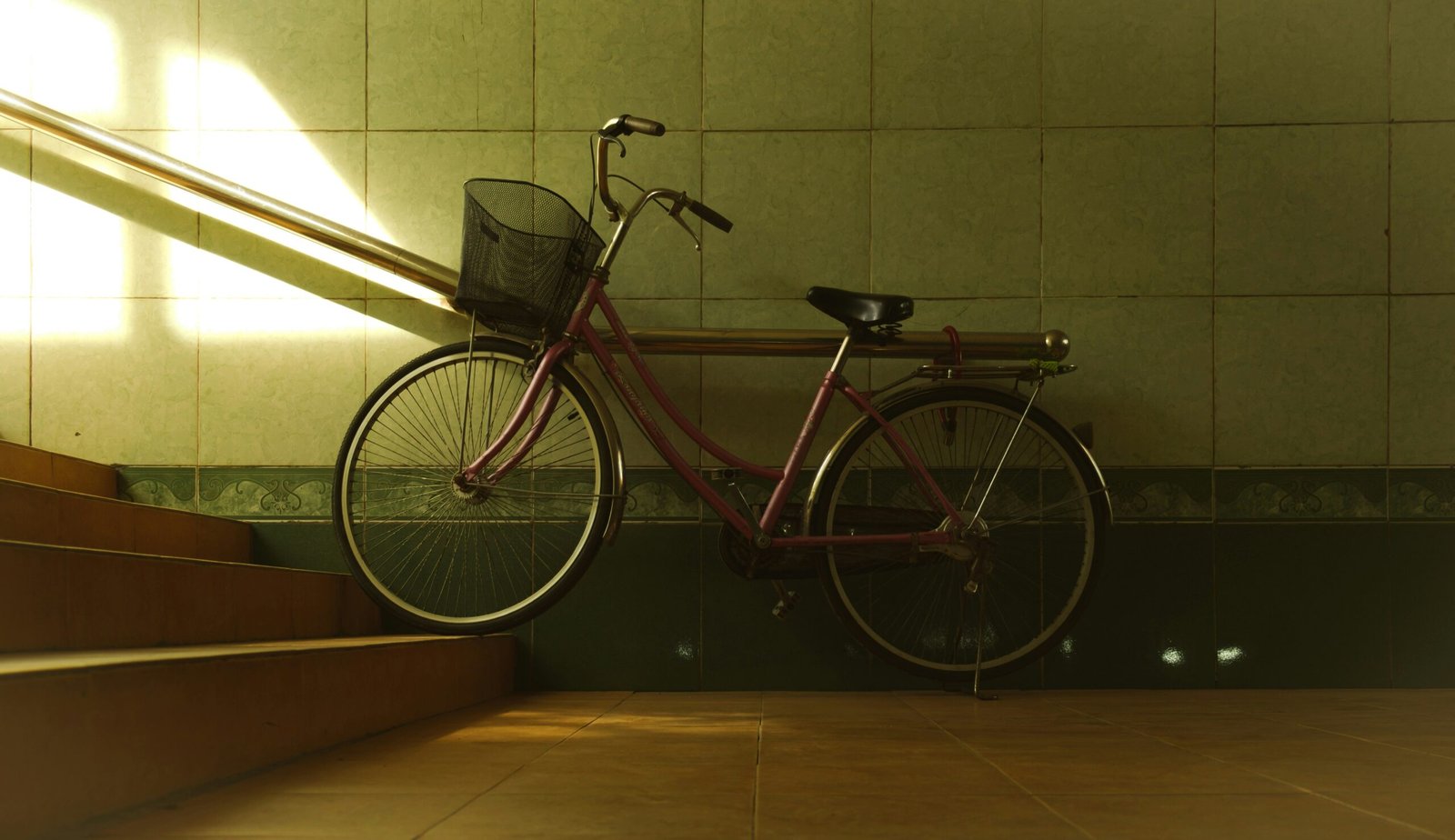 Infographic illustrating correct cycling form positioning.