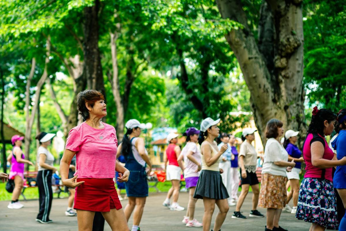 Before and after photo of a woman who lost weight through indoor cycling.
