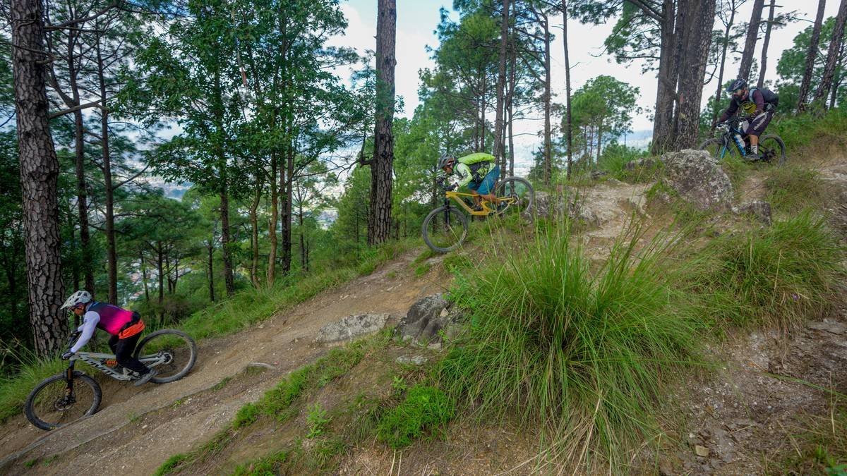 Infographic showing cycling burns 400-600 calories per hour