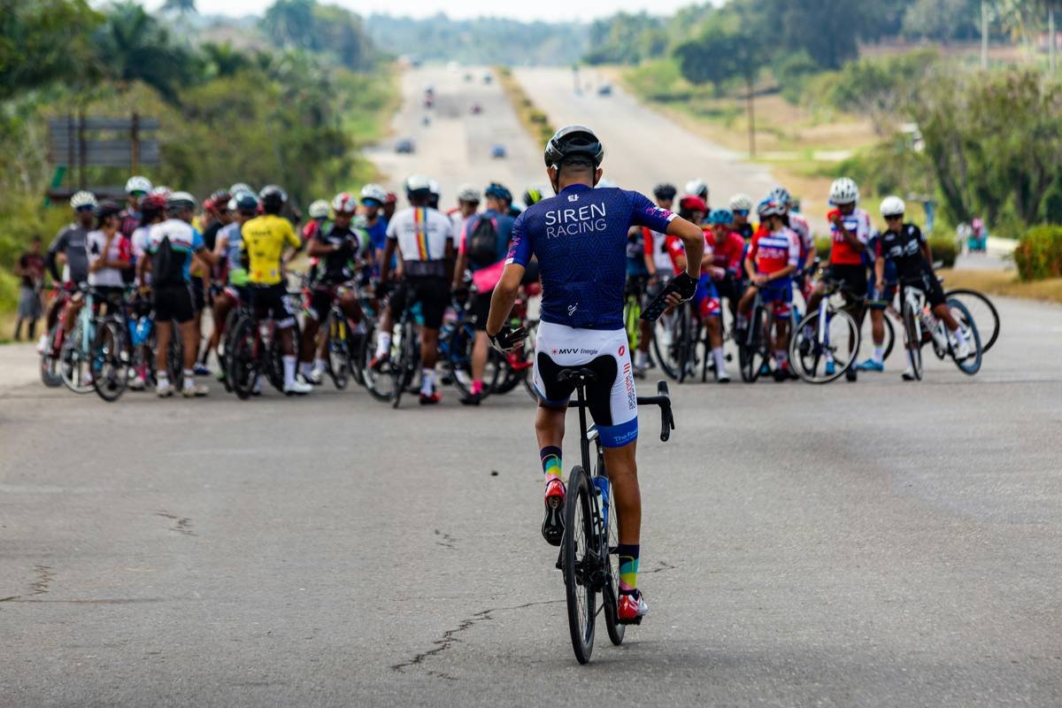 Bar chart comparing average calorie burn per 45-minute session: Spin (500 cal), Running (450 cal), Walking (200 cal), Elliptical (350 cal)