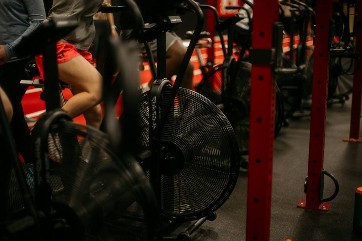 Bar chart comparing calorie burn during and after traditional spin vs metabolic spin workouts showing higher sustained burn with metabolic approach