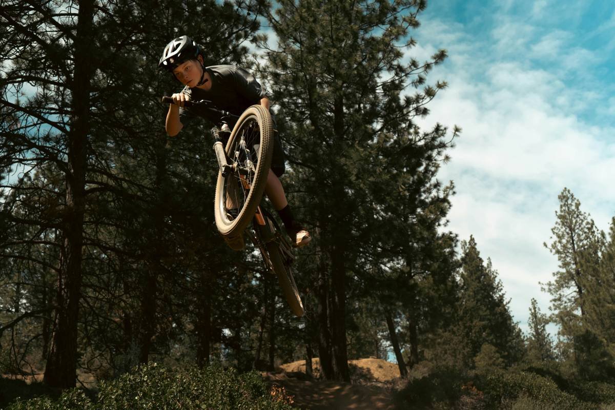 Chart showing fat vs. carb utilization across five heart rate zones during cycling, highlighting Zone 2 as optimal for fat oxidation