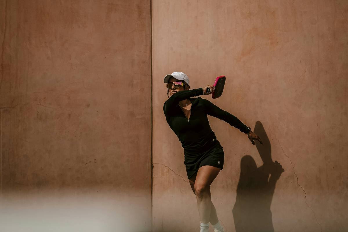 Chart showing heart rate zones for fat loss: Zone 2 (60-75% max HR) is labeled as optimal for sustained fat burning during cycling