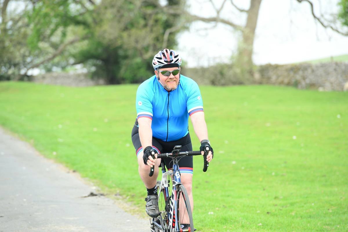 Infographic showing actual vs. estimated calories burned during cycling, highlighting common overestimation errors