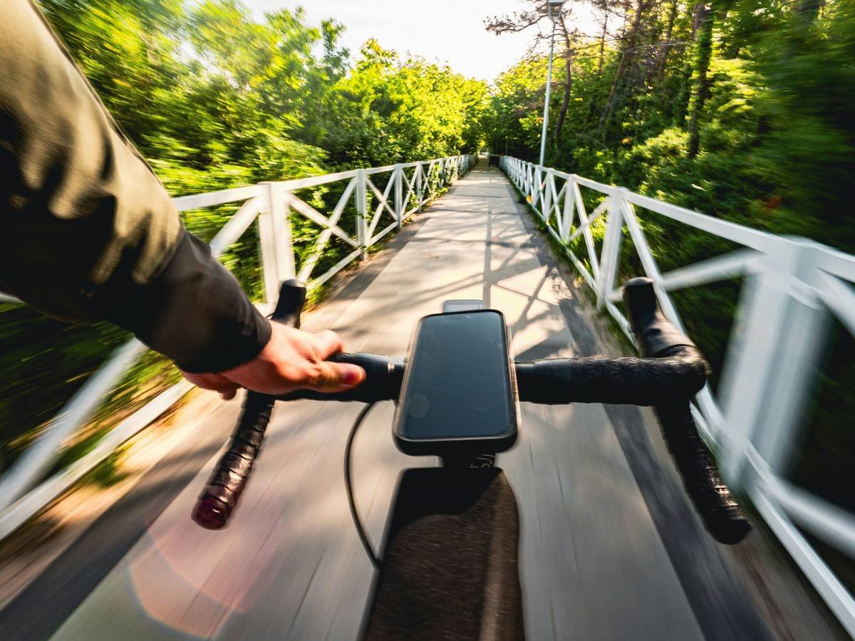 Infographic showing how speed, body weight, terrain, wind resistance, and ride duration affect bike ride calorie count