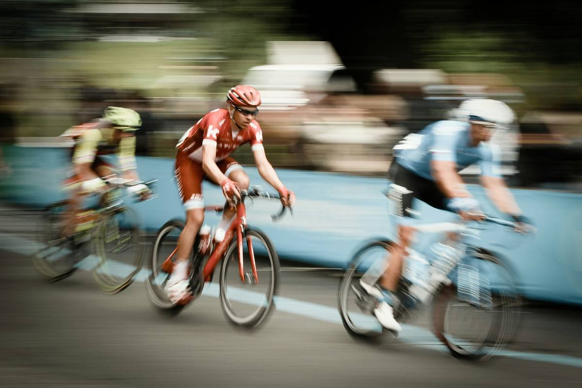 Bar chart comparing actual vs perceived calorie burn during moderate cycling—actual average: 500 kcal/hr; perceived: 800+ kcal/hr