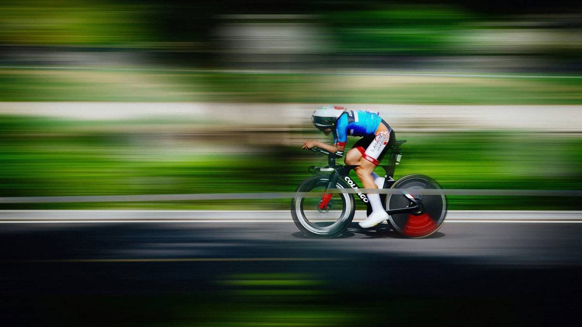 Chart comparing calorie burn during and after steady-state cycling vs. cycling fat loss intervals showing higher sustained burn with intervals due to EPOC