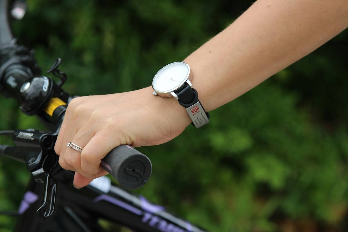 Chart showing estimated calories burned per 30-minute cycling session by weight and intensity