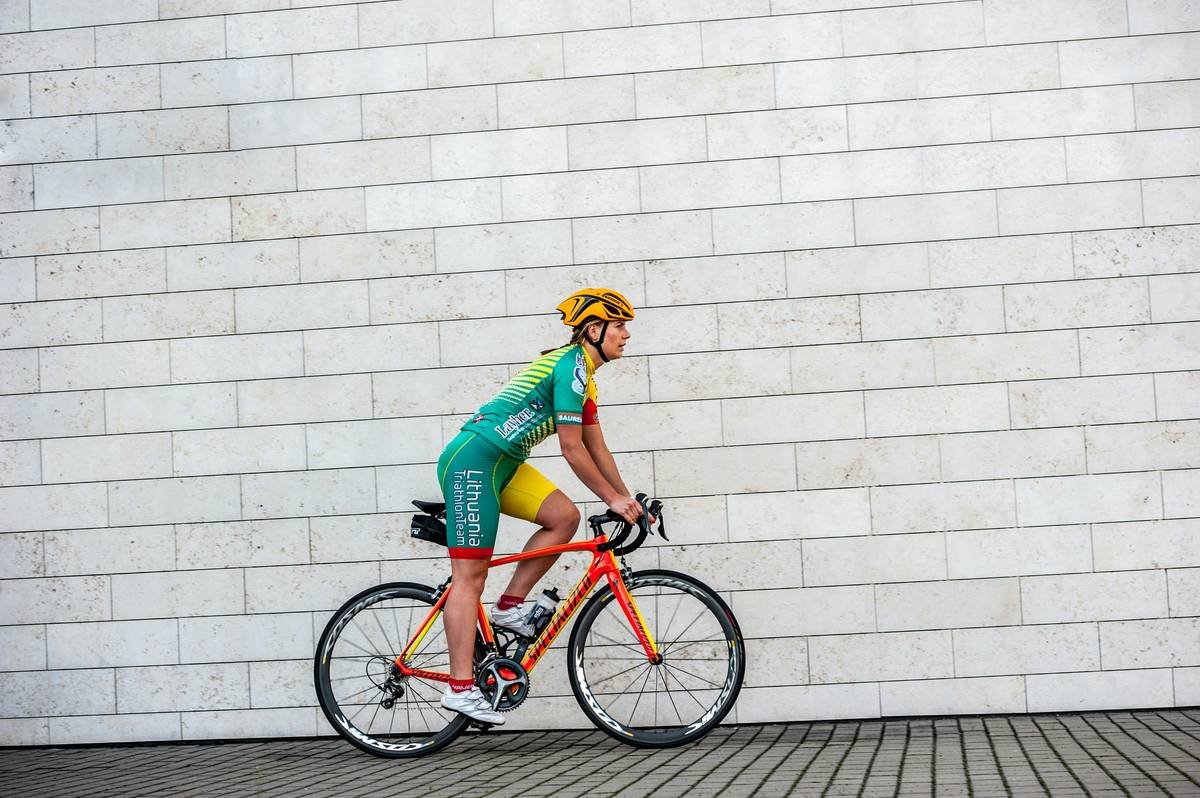Infographic showing calories burned per hour cycling at different weights and intensities