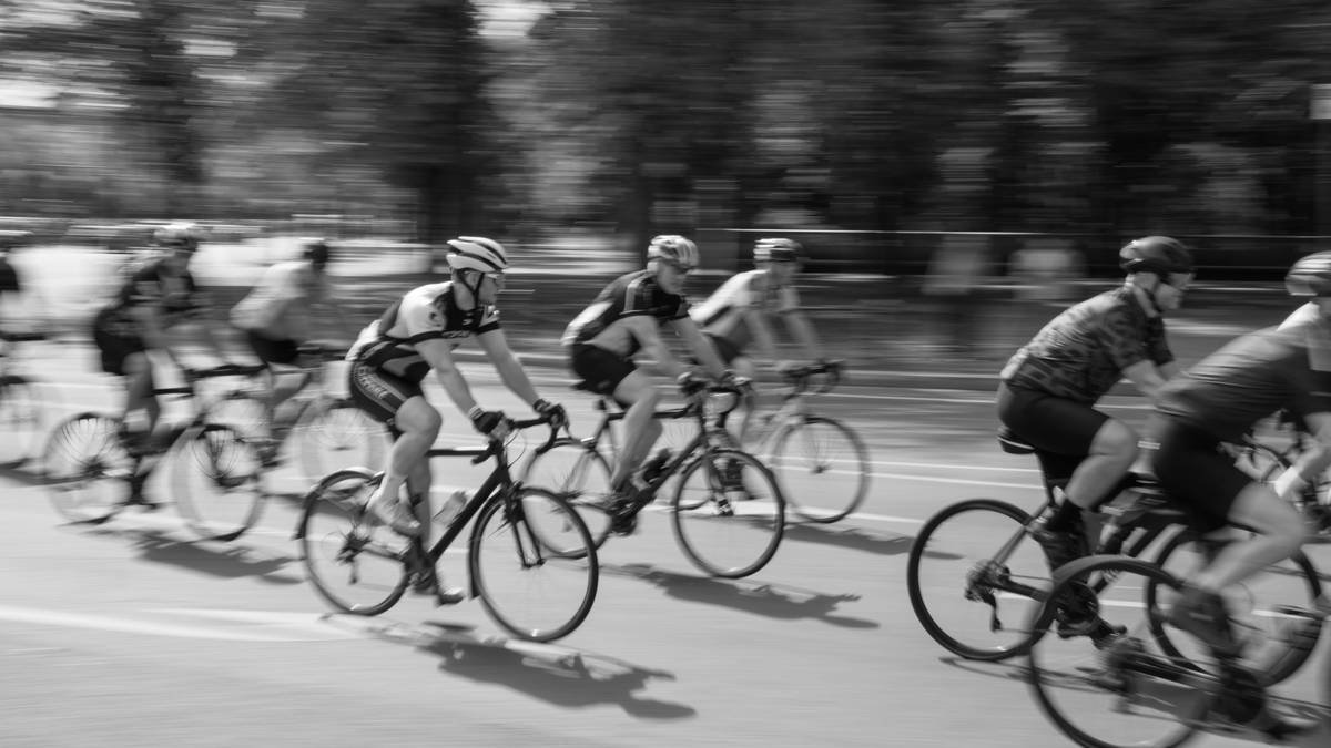 Chart comparing calorie burn per hour for cycling intensities: leisurely (200 kcal), moderate (350 kcal), vigorous (600 kcal), and interval training (700+ kcal)