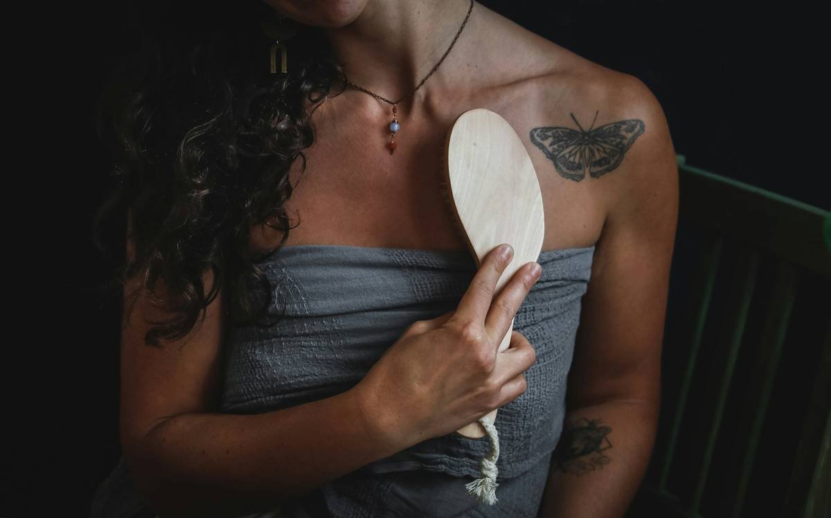 woman wearing gray strapless top