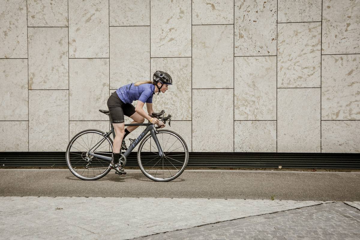 Infographic showing calories burned per hour while cycling at different intensities for 60kg, 75kg, and 90kg individuals